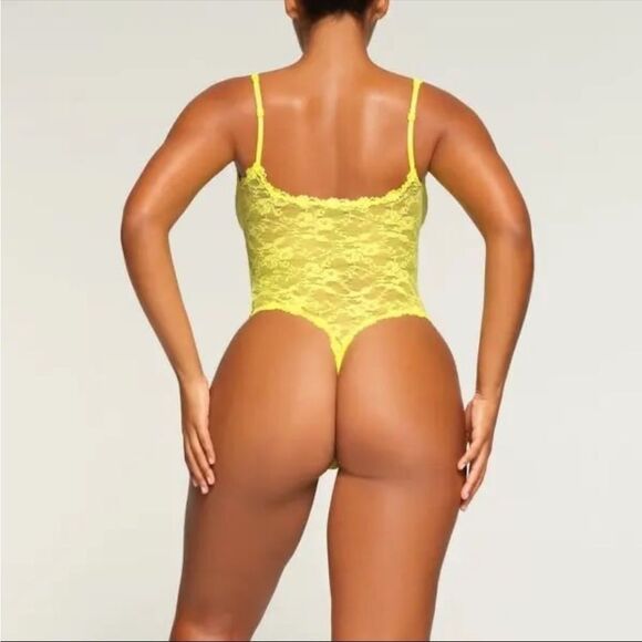 SKIMS NEW 4X Yellow Highlighter Stretch Lace Bodysuit‎ - Picture 3 of 8